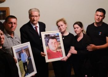 Sali Berisha bën aktin e madh, vizitë në familjen e drejtuesit të FRPD Bubullimë që humbi jetën në aksident
