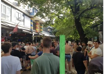 Tifozët e Feyenoord pushtojnë lagjen ku banon Kryetari i Partisë Demokratike