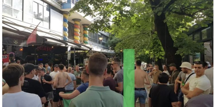 Tifozët e Feyenoord pushtojnë lagjen ku banon Kryetari i Partisë Demokratike