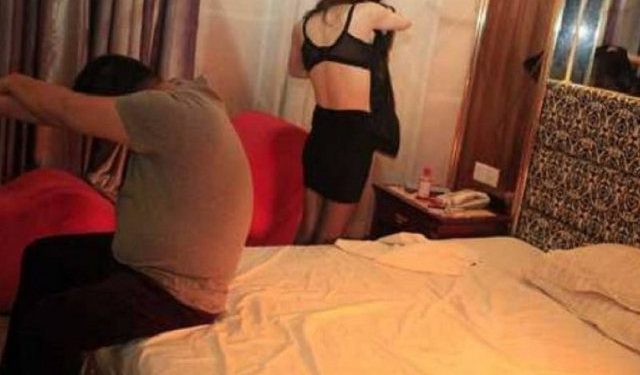 Nxirrte gruan në “takime” me burra të tjerë, në pranga shqiptari në Itali