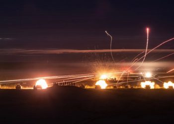 FOTO/ Tym e zjarr në kampin ku ndodhen ushtarët shqiptarë, NATO e mobilizuar kundër rusëve