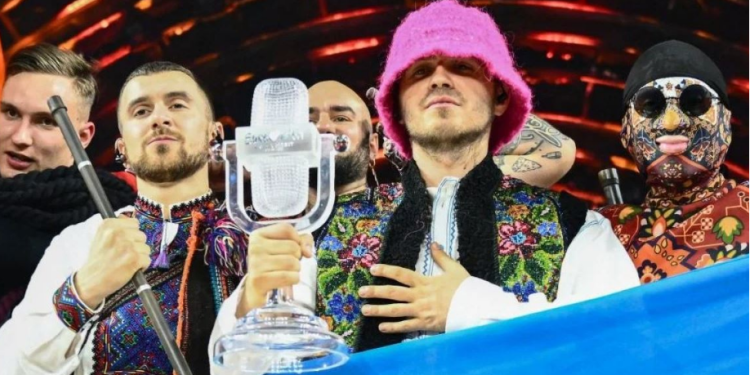 VIDEO/ Ukraina nxjerr në ankand kupën e Eurovision, të ardhurat në ndihmë të ushtrisë