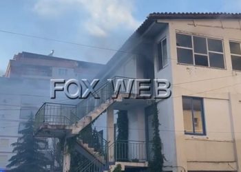 Zjarr në ish-zyrat e PD në Fier, në katin e parë ndodhet një çerdhe e qytetit