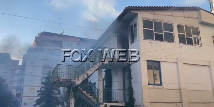 Zjarr në ish-zyrat e PD në Fier, në katin e parë ndodhet një çerdhe e qytetit