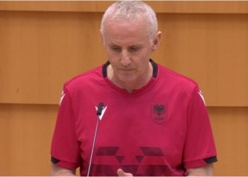 Eurodeputeti irlandez Ciaran Cuffe mban fjalim me bluzën e kombëtares shqiptare në Parlamentin Europian