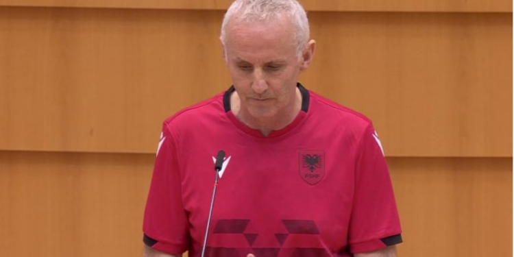 Eurodeputeti irlandez Ciaran Cuffe mban fjalim me bluzën e kombëtares shqiptare në Parlamentin Europian