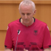 Eurodeputeti irlandez Ciaran Cuffe mban fjalim me bluzën e kombëtares shqiptare në Parlamentin Europian