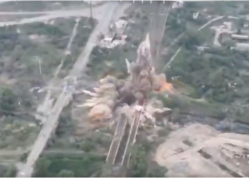 VIDEO/ Ushtarët ukrainas hedhin në erë urën që të pengojnë përparimin e armikut