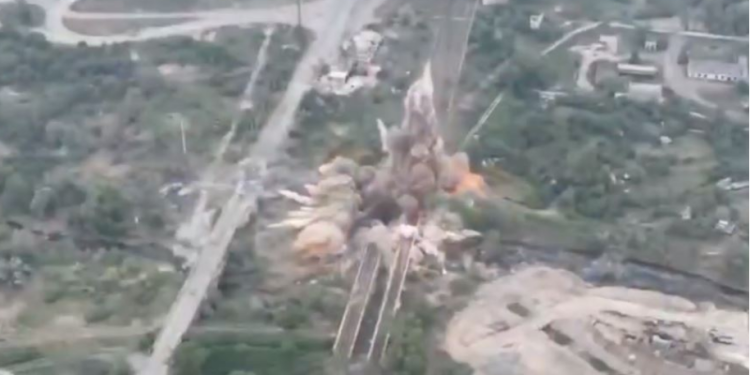 VIDEO/ Ushtarët ukrainas hedhin në erë urën që të pengojnë përparimin e armikut