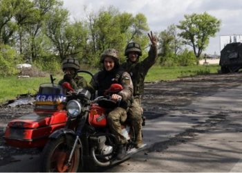 VIDEO/ Ushtarët ukrainas marrin kontrollin e plotë të Kharkivit, u shkojnë rusëve në kufi