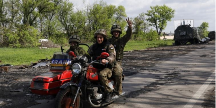 VIDEO/ Ushtarët ukrainas marrin kontrollin e plotë të Kharkivit, u shkojnë rusëve në kufi