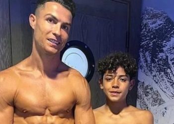 “Bëmë baba të të ngjaj”/ Cristiano Ronaldo thyen rrjetin me FOTO-n e publikuar me djalin e tij