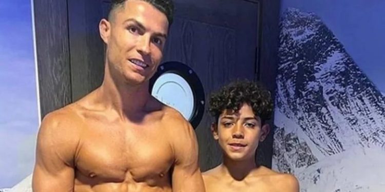 “Bëmë baba të të ngjaj”/ Cristiano Ronaldo thyen rrjetin me FOTO-n e publikuar me djalin e tij