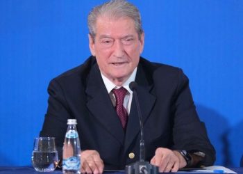 “Ikni se do të marr njerëz nga Bangladeshi”, Berisha: Qeveria i ofron të rinjve largimin që të na shkretojnë si komb!