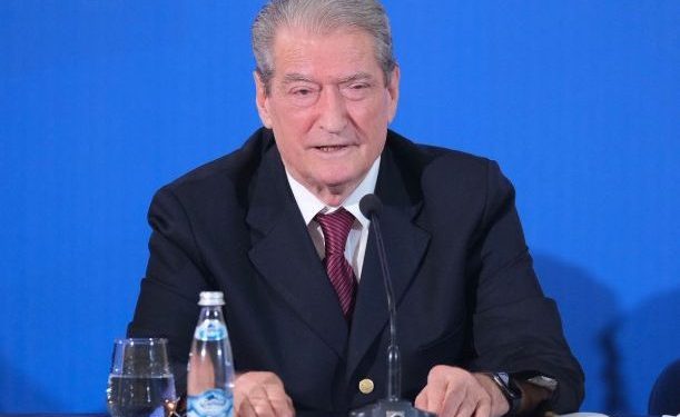 “Ikni se do të marr njerëz nga Bangladeshi”, Berisha: Qeveria i ofron të rinjve largimin që të na shkretojnë si komb!