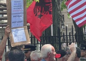 Video/ Erion Veliaj pritet me protesta në SHBA: Drejtësi për Ardit Gjoklajn!