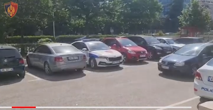 EMRAT/ Kallashnikov e municione luftarake! Arrestohen 2 të rinjtë në Tiranë, ja çfarë raporton policia