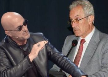 “Ti burrë që lyen thonjtë!”/ Debati për Ronelën, Agim Doçi s’i kursehet Robert Aliajt: Kujt i thua këngë paçavure