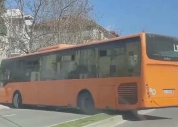 FOTO/ Aksidentohet një tjetër autobus në Tiranë/ ‘Kombinati’ përplaset me koshin dhe përfundon në…
