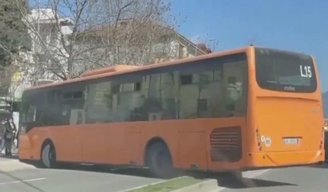 FOTO/ Aksidentohet një tjetër autobus në Tiranë/ ‘Kombinati’ përplaset me koshin dhe përfundon në…