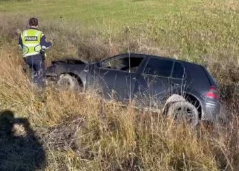 Makina humb kontrollin dhe del jashtë rruge, përfundojnë në spital dy persona