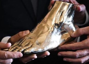 Këmba e majtë e Maradonës, një statujë gjigante 5 metra e lartë që do “pushtojë” qytetin e Napolit