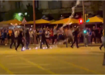 VIDEO/ Skena brutale dhune në rrugët e qytetit, tifozët e skuadrave rrihen me njëri-tjetrin
