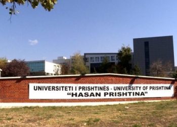 FOTO/ Policia rrethon Rektoranin e Universitetit të Prishtinës, kërcënim për sulm me bombë