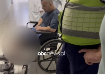 VIDEO/ Në karrocë me rrota, ky është një nga të plagosurit në aksidentin tragjik në Fier