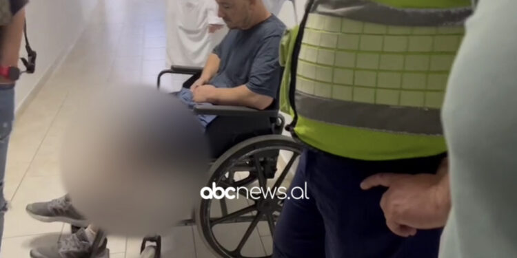 VIDEO/ Në karrocë me rrota, ky është një nga të plagosurit në aksidentin tragjik në Fier