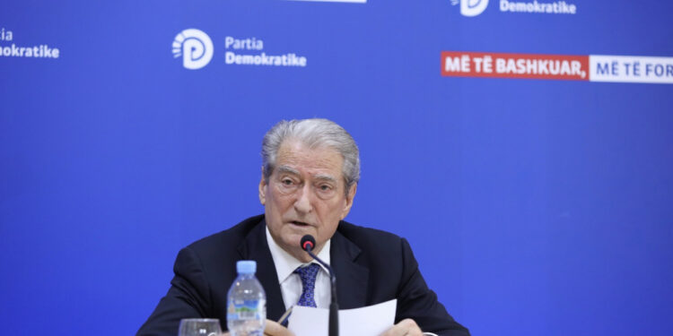 Nga mbledhja me krerët e degëve, te “mungesa” në tryezën e Begajt me ish-Presidentët, Berisha i bën “dalje” raportuesit të CDU