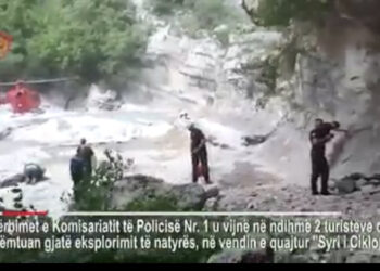 VIDEO/ Rrëzohen nga lartësia dy turistë të moshuar te “Syri i Ciklopit,” ndërhyn policia me helikopter