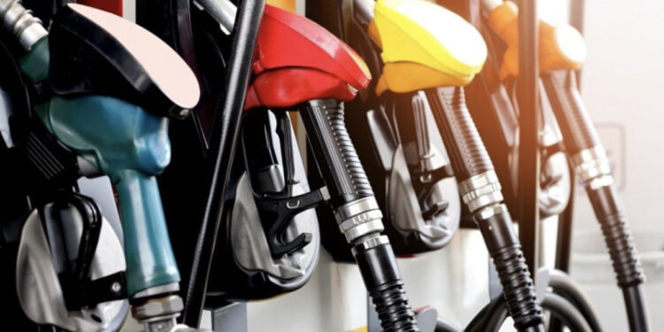 E FUNDIT/ Bordi tallet me shqiptarët, ndryshon çmimi i karburanteve, sa do të shiten nga sot nafta dhe benzina