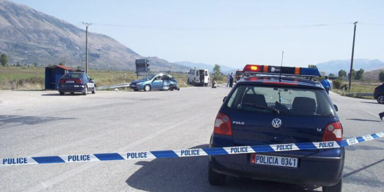 Makina del nga rruga, aksidentohet një familje në Lushnje