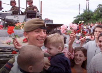 Emocionuese, pritja e trupave paqeruajtës nga qytetarët e Kosovës përmes fotografive