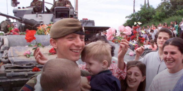 Emocionuese, pritja e trupave paqeruajtës nga qytetarët e Kosovës përmes fotografive