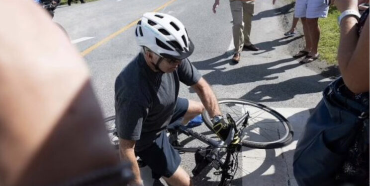 VIDEO/ Presidenti Biden rrëzohet nga biçikleta