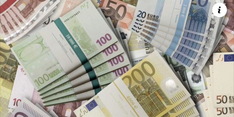 Euro bie poshtë 120 Lekëve, i afrohet sërish minimumit historik