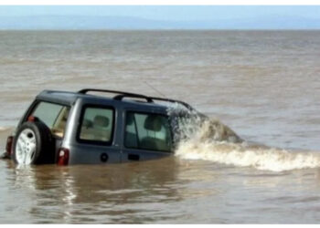 Nëse makina juaj bie në ujë, bëni këto gjëra që të shpëtoni nga vdekja