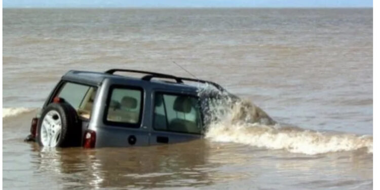 Nëse makina juaj bie në ujë, bëni këto gjëra që të shpëtoni nga vdekja