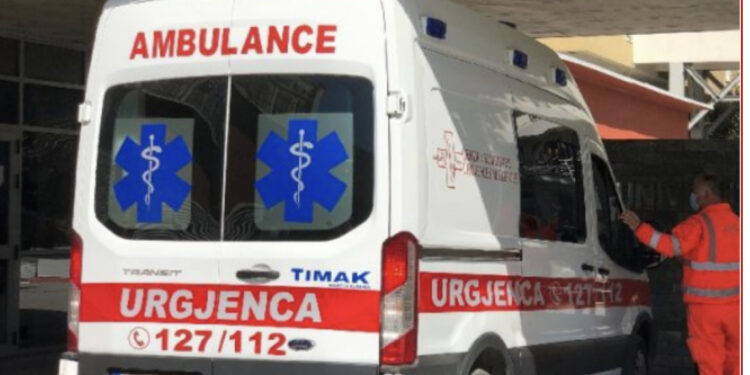 E rëndë në Laprakë, 47 vjeçarja hidhet nga kati i katërt, ndërron jetë në spital