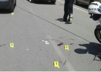 Pamje të rënda/ Aksident i frikshëm në Durrës, një person i shtrirë në tokë në gjendje kritike