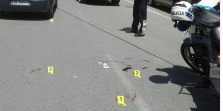 Pamje të rënda/ Aksident i frikshëm në Durrës, një person i shtrirë në tokë në gjendje kritike