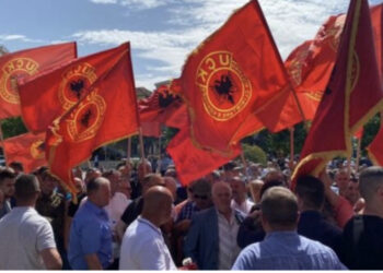Protesta e veteranëve të UÇK në Prishtinë, Policia gjuan me gaz lotsjellës