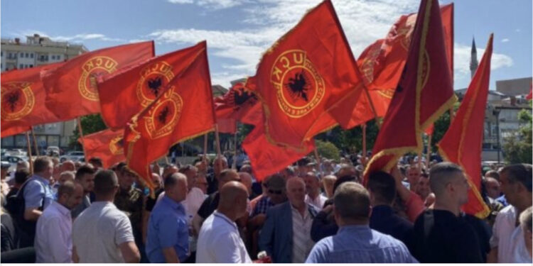 Protesta e veteranëve të UÇK në Prishtinë, Policia gjuan me gaz lotsjellës