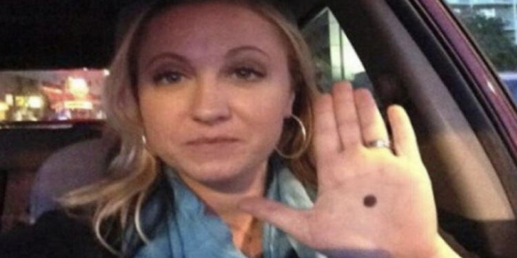 Nëse shihni dike me këtë shenjë në dorë, lajmëroni urgjent policinë