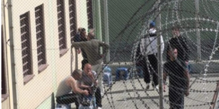 Prenë hekurat e zbritën me çarçafë/ Si ndodhi arratisja spektakolare e 3 shqiptarëve nga burgu i Trevisos