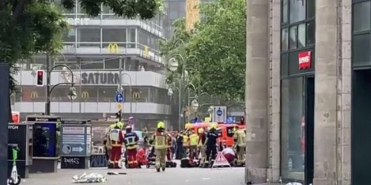 VIDEO/ Makina përplaset me turmën në Berlin, ka të vdekur dhe shumë të plagosur