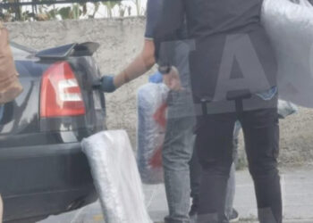 24 kg drogë dhe mijëra euro në shtëpinë e shqiptarit në Selanik, qëlloi me armë para fëmijëve