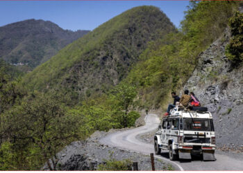 Lajmi Fundit/ Autobusi me 30 pasagjerë bie në humnerë, vdesin 26 persona